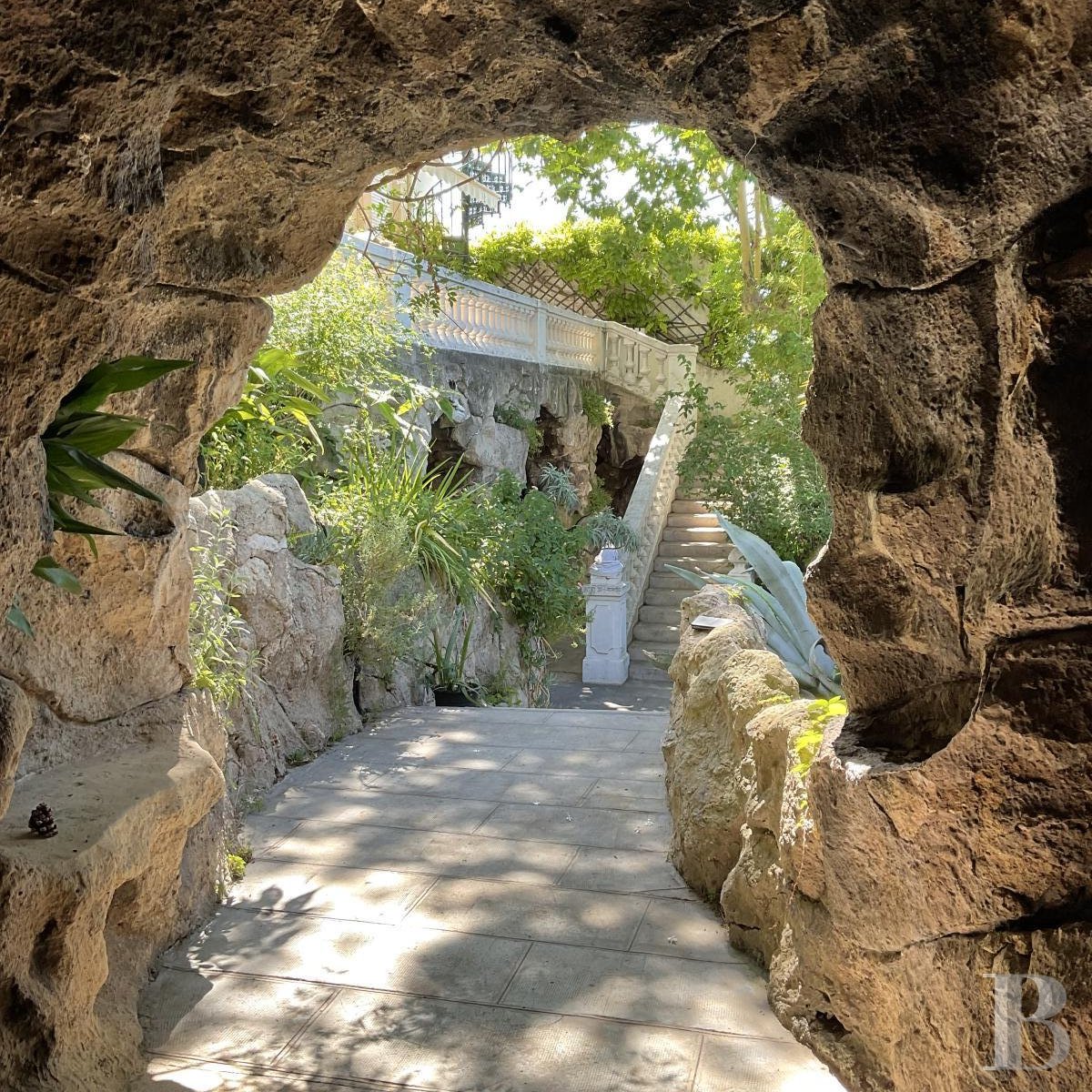 À Marseille, au cœur du Roucas-Blanc, une villa du 19ème siècle et ses spectaculaires jardins et rocailles dominant la corniche - photo  n°11